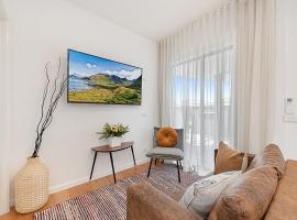 Gorgeous 3-Bed House with Spacious Shared Backyard, hotell i Carnegie