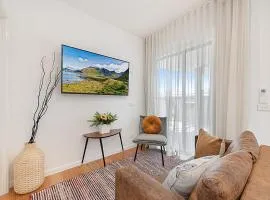 Gorgeous 3-Bed House with Spacious Shared Backyard