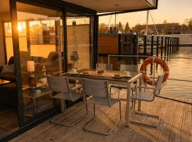 Hausboot TOLLOW, hotel i Stralsund