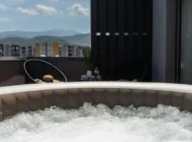 Skylark - Toronto Penthouse with Jacuzzi & Mountain View