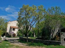 Maison Larzac Cevennes Grand Gite: Campestre-et-Luc şehrinde bir otel