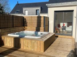 Family Prince 5min plage et jacuzzi, khách sạn ở Arzon
