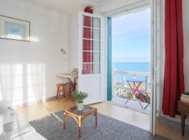 Studio vue mer directe 2 personnes, готель у місті Сен-Ке-Порріє