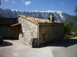 Maison La Joubarbe, 5 Personnes, Hotel in Brantes