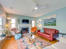 Walkable Escape in Dtwn Burgaw! Quiet Home w/ Yard, Hotel in Burgaw