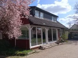 Helles Ferienhaus mit Kamin & idyllischen Garten