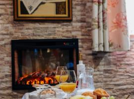 Casa Rural Los Enebros, hotel i Los Navalucillos