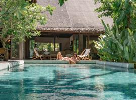 Big Rock Villa - Beachfront villa with pool & direct surf access, Hotel in Pilar