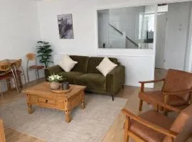Modern Gem with Parking Walk to City Centre