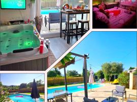 App jacuzzi & piscine privée - loveroom - Suite Emeraude, hotel v destinaci Rocbaron