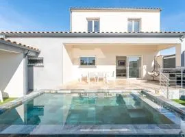 Villa avec piscine extérieur