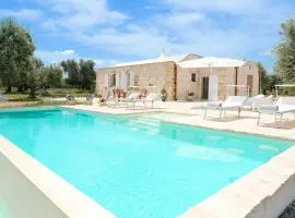Trullo Delori with infinity Pool