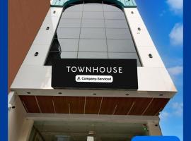 Super Townhouse Bairhana Road Prayagraj: Colonelganj şehrinde bir otel