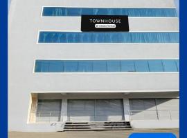 Super Townhouse Kukatpally North Formerly Munagala Arcade, hotel u gradu Hiderabad