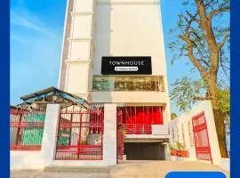 Super Townhouse Patel Nagar Near Saharanpur Chowk Dehradun