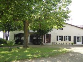 Gite de charme aux portes du Gers, Hotel in Créon-dʼArmagnac