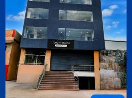 Super Townhouse Cherlapally Bus Terminal Formerly Hotel Chakripuram, hotel em Maula Ali