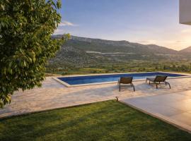 Holiday Home Vega in Nature with Pool, khách sạn ở Umčani