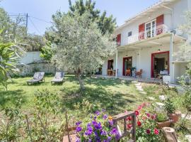 Cozy 2-bdrm-house With Garden, hotel i Katouna