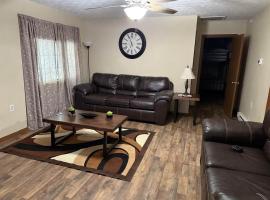 Delbarton Cottage, ATV Fun!, hotel sa Delbarton