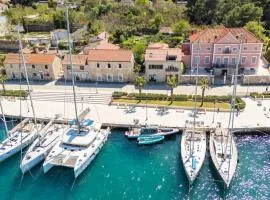 Seafront Stone Home With King Beds, Garden And Balcony