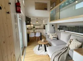 Tiny house auf Blaubeerfeld