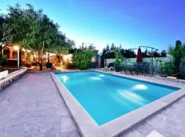 Robinson House with Pool & Seaview