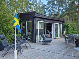 Ljusterö Skärgården Cabin, hotel in Bolby