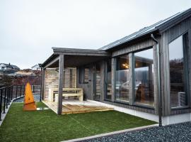 Sunset Island Retreat, Ocean Cabin with Hot Tub, Hotel in Herland