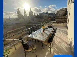 Sliema Cozy Townhouse with Rooftop View, Prime Spot