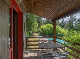 Chalet Rouge - Piscine Partagée, hotel i Darbres