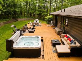 Private & Convenient-Hot tub-Fire Pit-Game room!, hotel em Petoskey