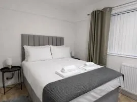 Spacious & Modern 2BR Flat in Bury Town Centre