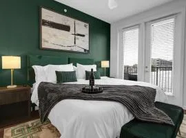 Intimate Flat with Pool, Gym, and Stunning City Views