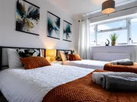 h-Modern 3 Bed House -Garden-Free Parking-Ideal for Contractors & Families
