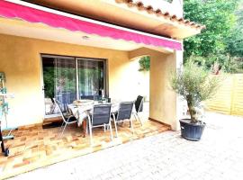 Gite au Rocher, hotel di Chassiers