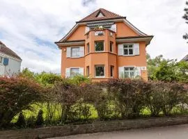 Rotes Haus über den Weinbergen