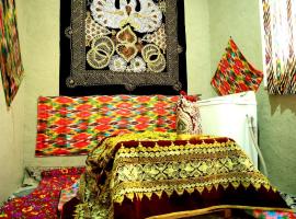 Family guest house Zufriddin bobo, hotel a Ghijduwon