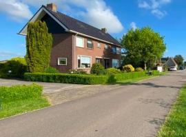 Huis bij het water in uitstekend fiets-, vis- en vaargebied, Hotel in Jutrijp