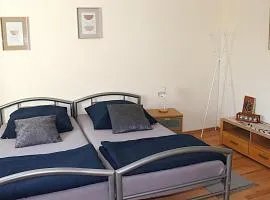 Sei hier Gast - Gesindehaus Ferienwohnung Apartment Warmsdorf