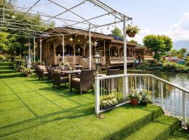 Crown Of Kashmir Group Of Houseboats, hotel em Srinagar