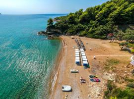 Agios Georgios में, होटल Menagia Village