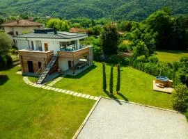 La villa del lago in giardino
