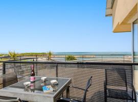 Appartement vue mer - plage à 30m, Hotel in Cléder