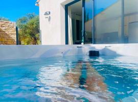 La maison d'Alice - SPA privatif - Climatisation - Parking privé, hotel i Velaux