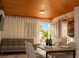 The Beach White House - 80m from the Beach - Renovated, hotel i Áyios Yeóryios