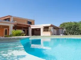 Villa piscina a due passi dal mare