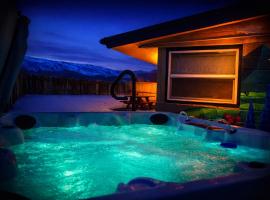 Hot Tub Big Views Private Lot RV Parking Casper, hotel di Casper