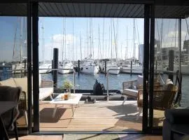 Hausboot mit Motorboot