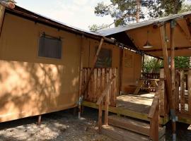 Bungalow avec clim, animaux acceptés - 2 pers. - API-1-52-2511, Hotel in Les Prats